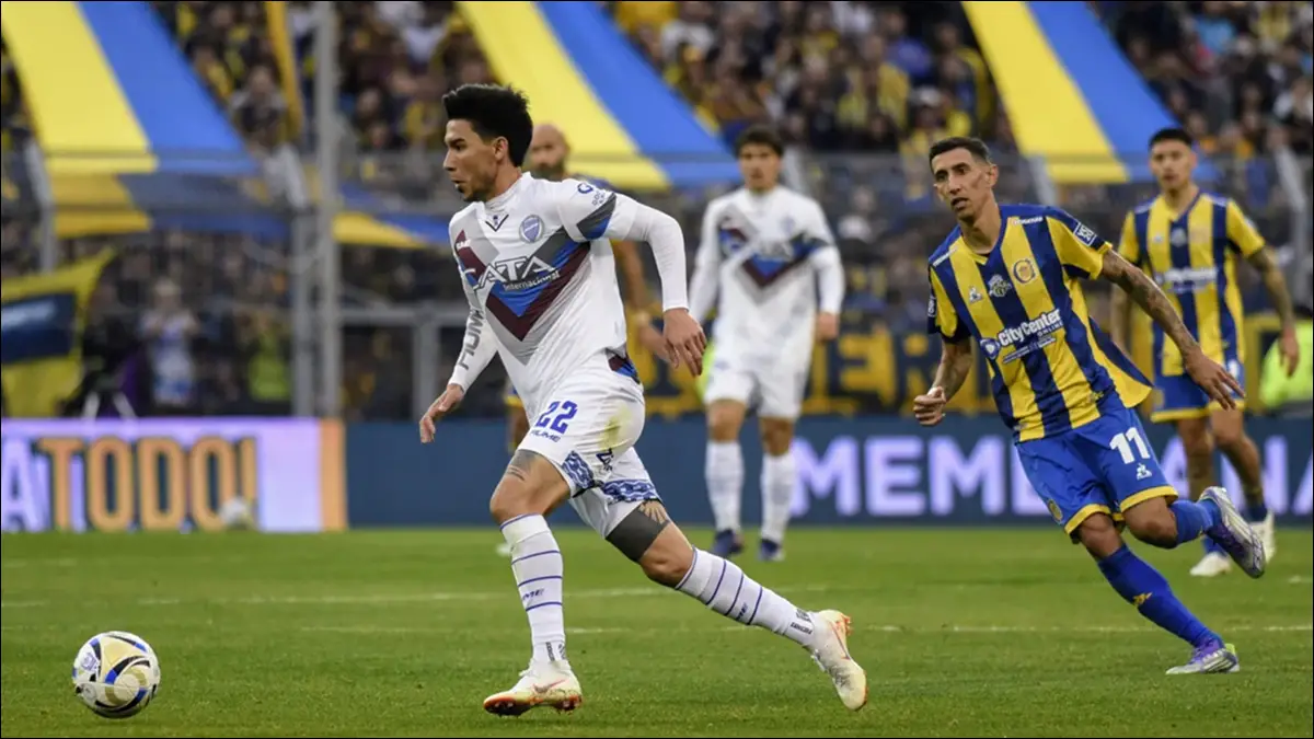 DOBLE RIESGO. Pol Fernández podría vivir un cierre de temporada inédito: descender con Godoy Cruz en Argentina y ver caer también a su exequipo, Fortaleza, en Brasil.