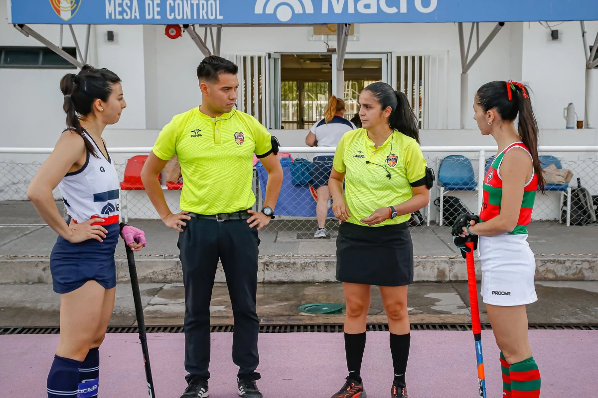 ANTICIPO. Las capitanas Julieta Rodríguez (Natación) y Julieta Herrera (Huirapuca) escuchan a la terna arbitral. Este viernes volverán a verse las caras en la final.