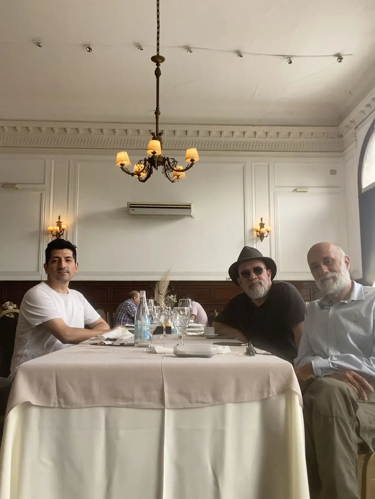 EN PLENO ALMUERZO. Gustavo Nieto (galerista), Cippolini y Rosso.