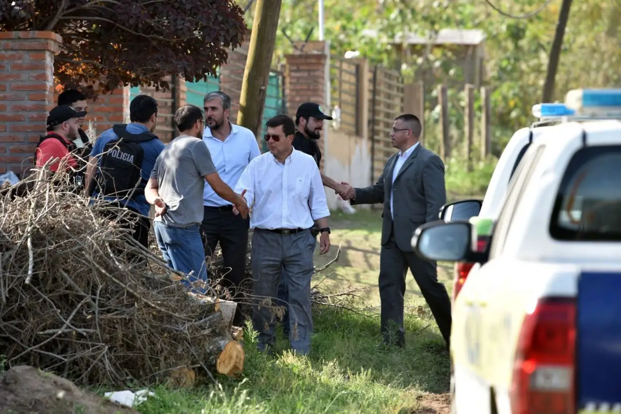 Acusan a jefes policiales de usar presos y efectivos como albañiles en una casa de El Cadillal