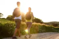 Una caminata diaria de 15 minutos puede mejorar la longevidad, según un estudio