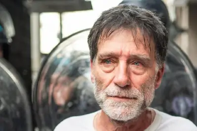 Quién es el padre Paco: el sacerdote detenido acusado de apedrear policías