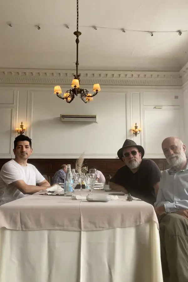 EN PLENO ALMUERZO. Gustavo Nieto (galerista), Cippolini y Rosso.