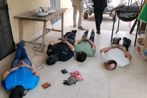 Acusan a jefes policiales de usar presos y efectivos como albañiles en una casa de El Cadillal