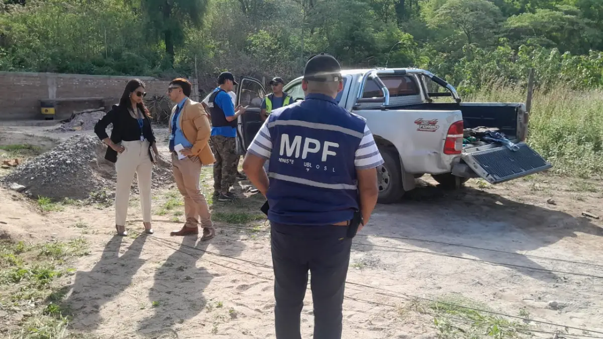 Escándalo en El Cadillal: acusaron a tres policías por usar a presos como albañiles en la casa de un jefe policial