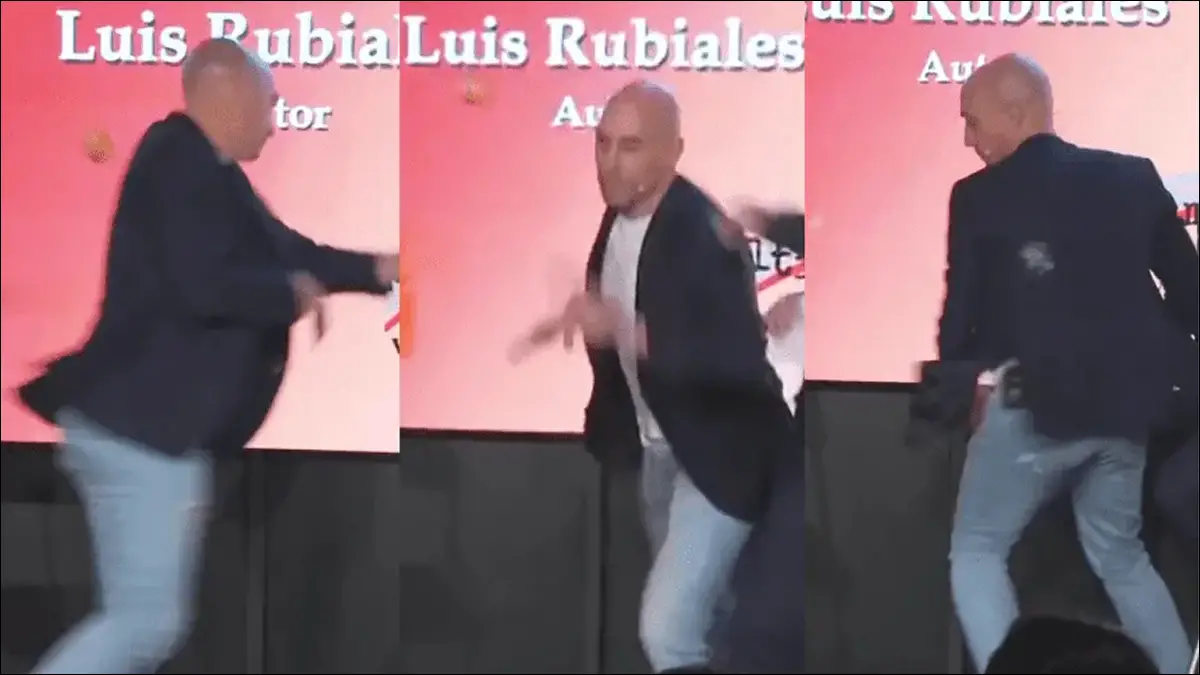 ESCÁNDALO EN MADRID. El exdirigente reaccionó tras recibir el impacto de uno de los huevos en plena presentación.