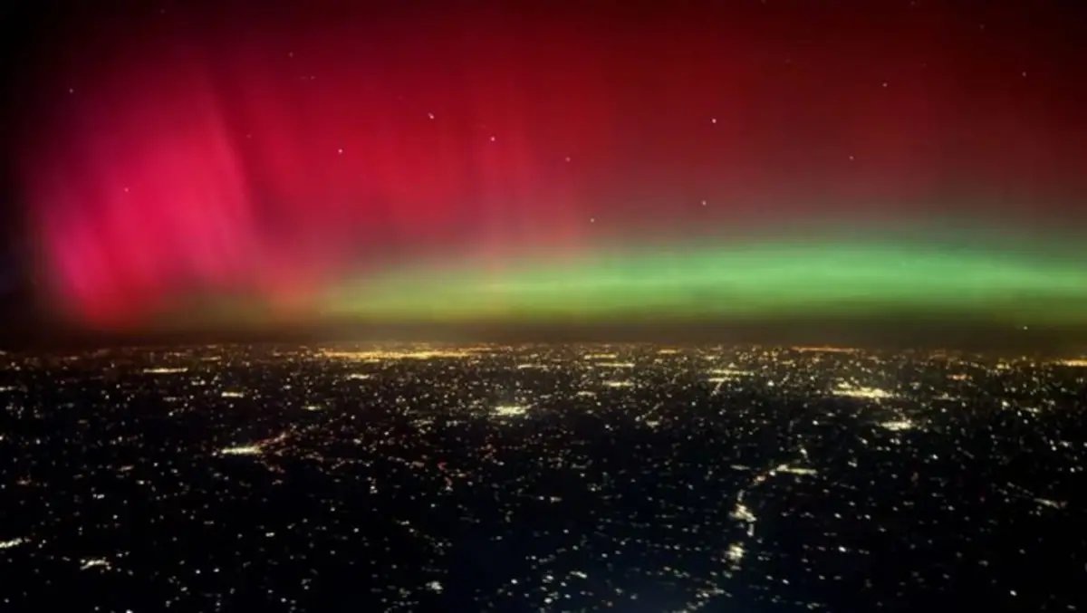 Una tormenta solar “severa” golpea la Tierra: interfiere en las comunicaciones y pinta de colores el cielo del mundo