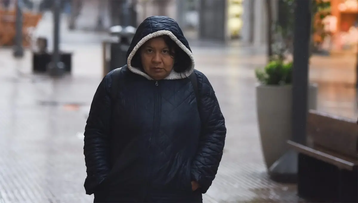 FRESCO. Las precipitaciones cesarán hacia el mediodía pero la temperatura seguirá por debajo de los 20 °C.