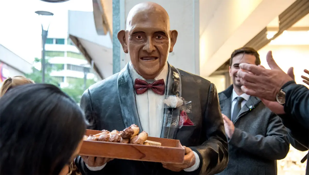 INOLVIDABLE. La escultura de Don Rojas fue ubicada a metros del cruce de las peatonales Mendoza y Muñecas.