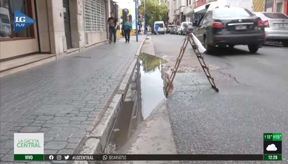 Temen un derrumbe en Mendoza al 400: la calle y la vereda se hunden cada vez más