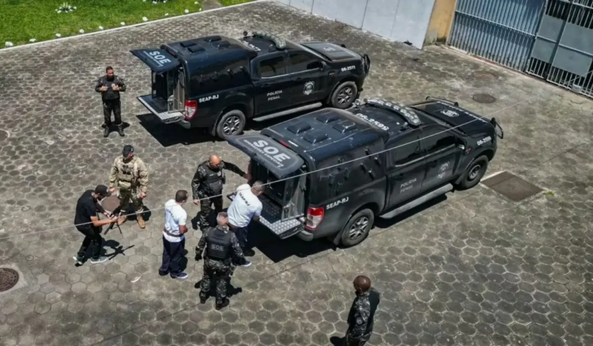 Bajo un estricto operativo: trasladaron a siete jefes del Comando Vermelho a cárceles de máxima seguridad en Brasil
