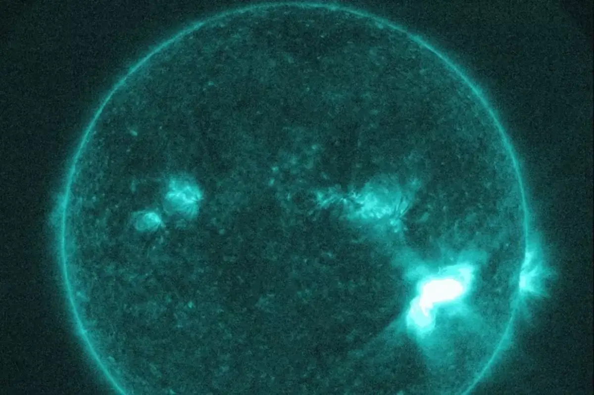 Una tormenta solar “severa” golpea la Tierra: interfiere en las comunicaciones y pinta de colores el cielo del mundo