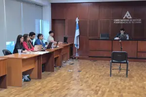 Escándalo en El Cadillal: acusaron a tres policías por usar a presos como albañiles en la casa de un jefe policial