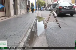 Temen un derrumbe en Mendoza al 400: la calle y la vereda se hunden cada vez más
