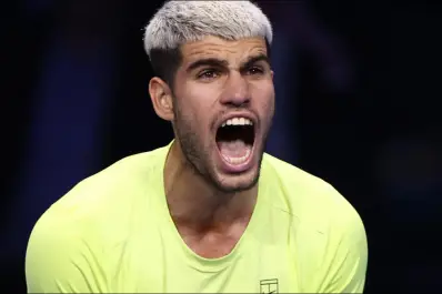 Carlos Alcaraz volvió al N°1 del mundo tras vencer a Musetti y avanzó invicto a semifinales del ATP Finals