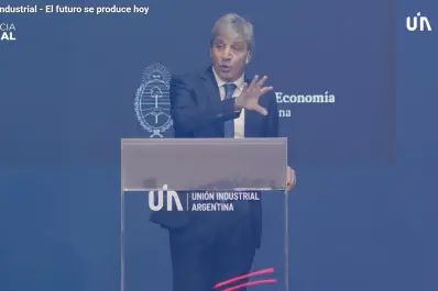 Caputo defendió el esquema cambiario y anticipó una acumulación inteligente de reservas