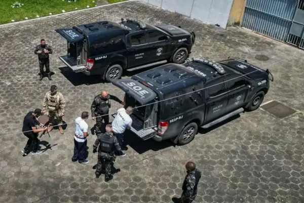 Bajo un estricto operativo: trasladaron a siete jefes del Comando Vermelho a cárceles de máxima seguridad en Brasil