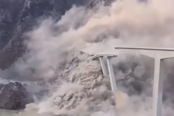 Impactante video: colapsó un puente de 758 metros en China pocos meses después de su inauguración