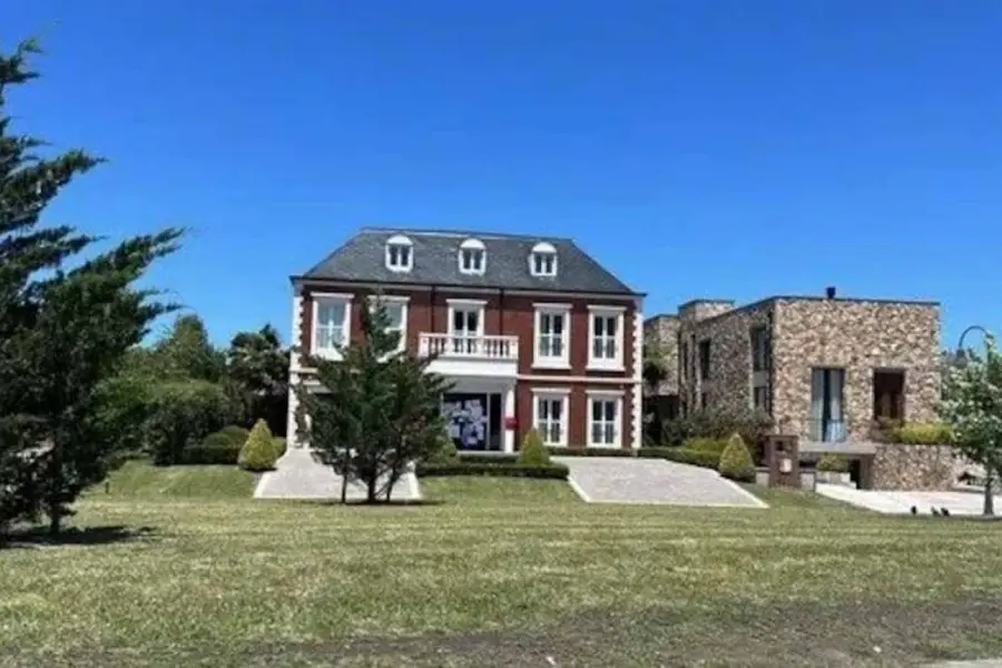 Así es la lujosa mansión del “Dibu” Martínez en Mar del Plata: estilo inglés y todas las comodidades