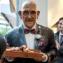 Inauguraron en la peatonal una escultura de Don Rojas, el señor de los cubanitos