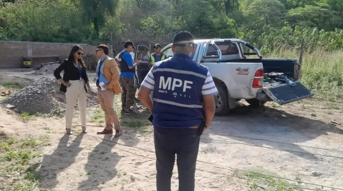 EN PLENO TRABAJO. Funcionarios del Ministerio Público analizaron el lugar donde los presos y los policías realizaban trabajos de albañilería. 