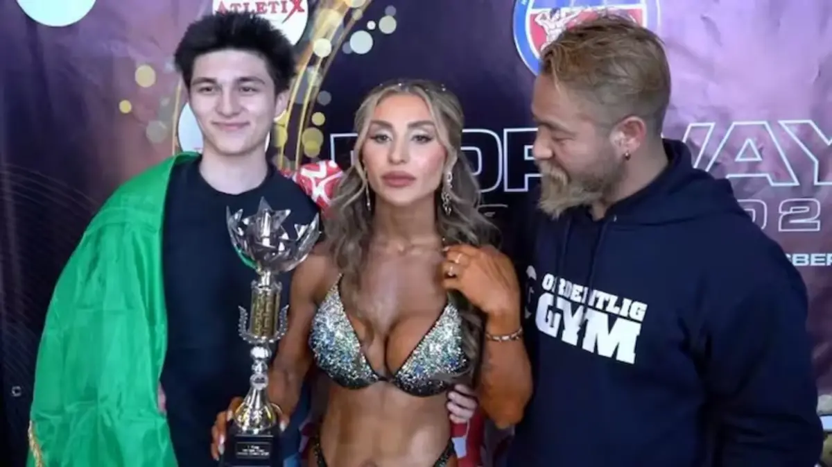 Roya Karimi con su esposo Kamal Jalaluddin y su hijo después de ganar una competencia de fisicoculturismo en Noruega.
