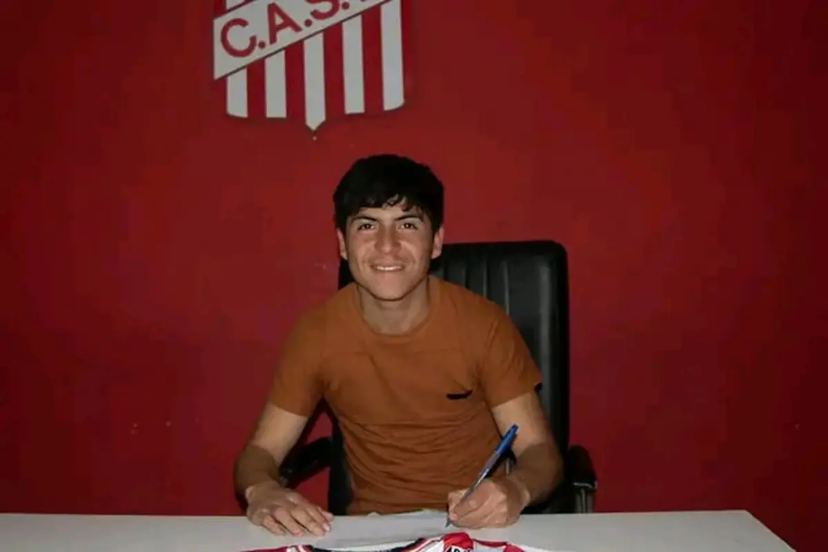 El sueño firmado: Tomás Basualdo estampa su primer contrato profesional con San Martín