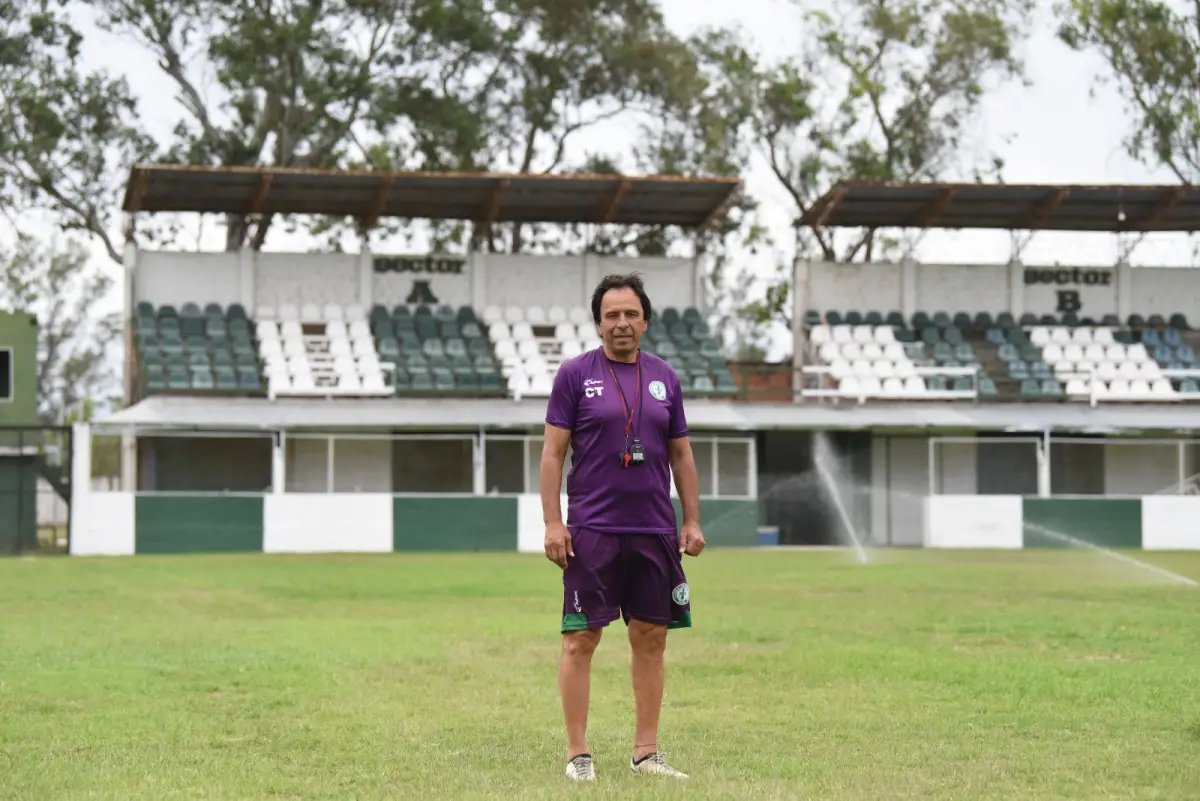 LEGADO. Por su carrera extensa como futbolista y su trayectoria notable como entrenador en el ascenso, Hugo Corbalán es uno de los máximos referentes del fútbol tucumano.