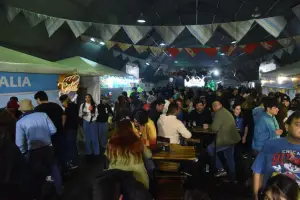 Miles de tucumanos fueron a disfrutar del sabor de los sánguches de milanesa en la Rural