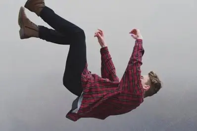 Soñar con caídas: qué significa realmente y qué revela sobre tus emociones y tu cerebro