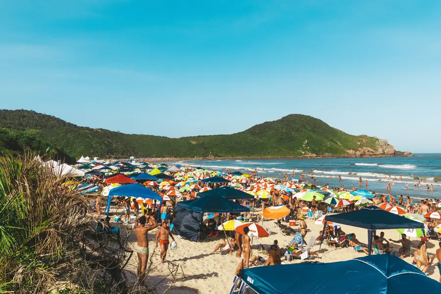 BRASIL. Praia do Rosa se convierte en uno de los puntos favoritos para quienes viajan en grupo para disfrutar del verano.