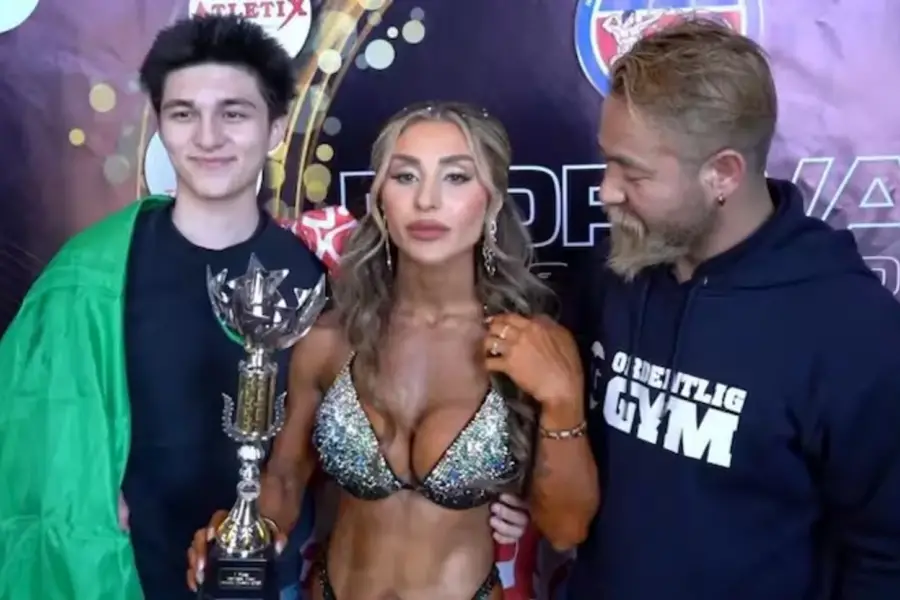 Roya Karimi con su esposo Kamal Jalaluddin y su hijo después de ganar una competencia de fisicoculturismo en Noruega.