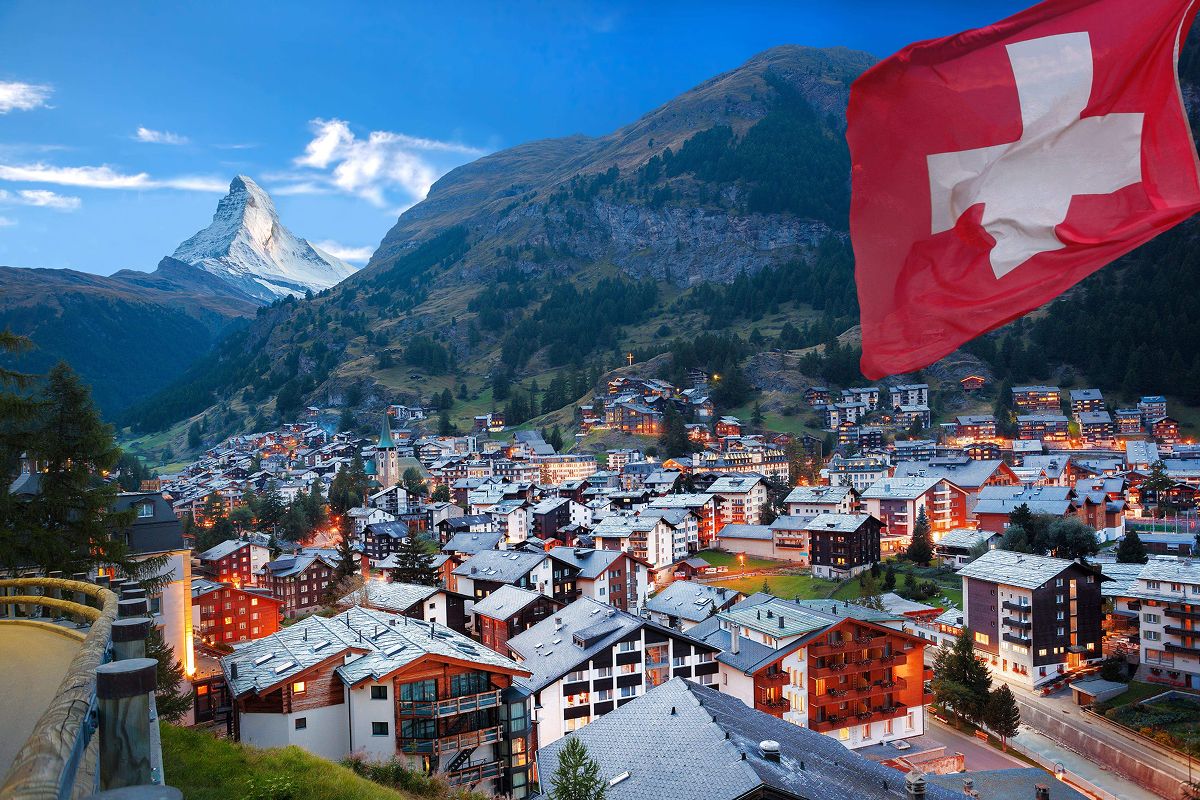 SUIZA. El país ofrece salarios altos y semanas de trabajo estables.