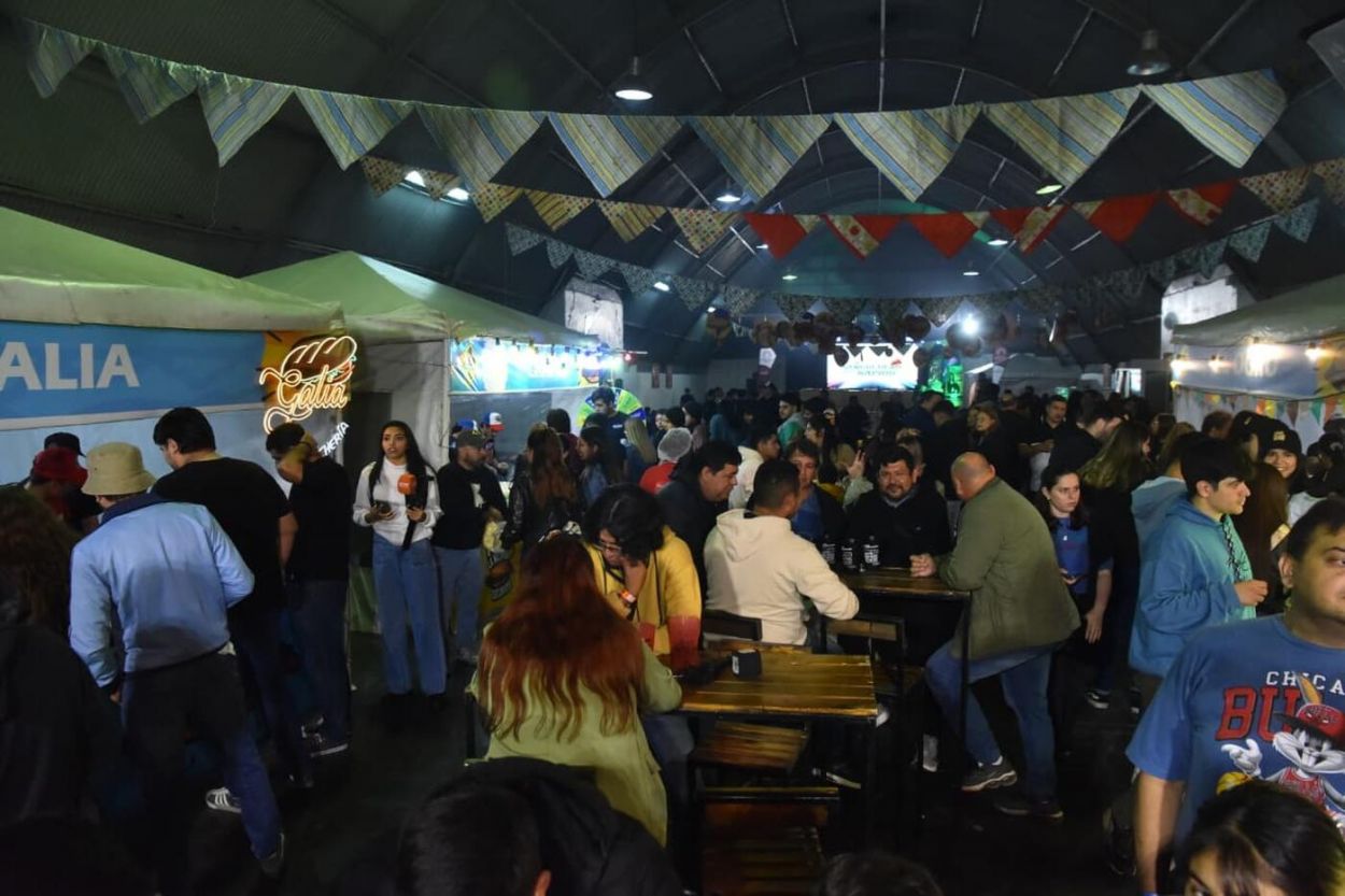 MULTITUD PRESENTE. A pesar de la llovizna, miles de tucumanos llegaron hasta la Sociedad Rural para la apertura de la fiesta y colmaron cada rincón.