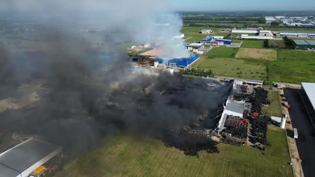 Explosión en el parque industrial de Ezeiza: 24 heridos, cinco plantas afectadas y una nube tóxica que obligó a cerrar la autopista