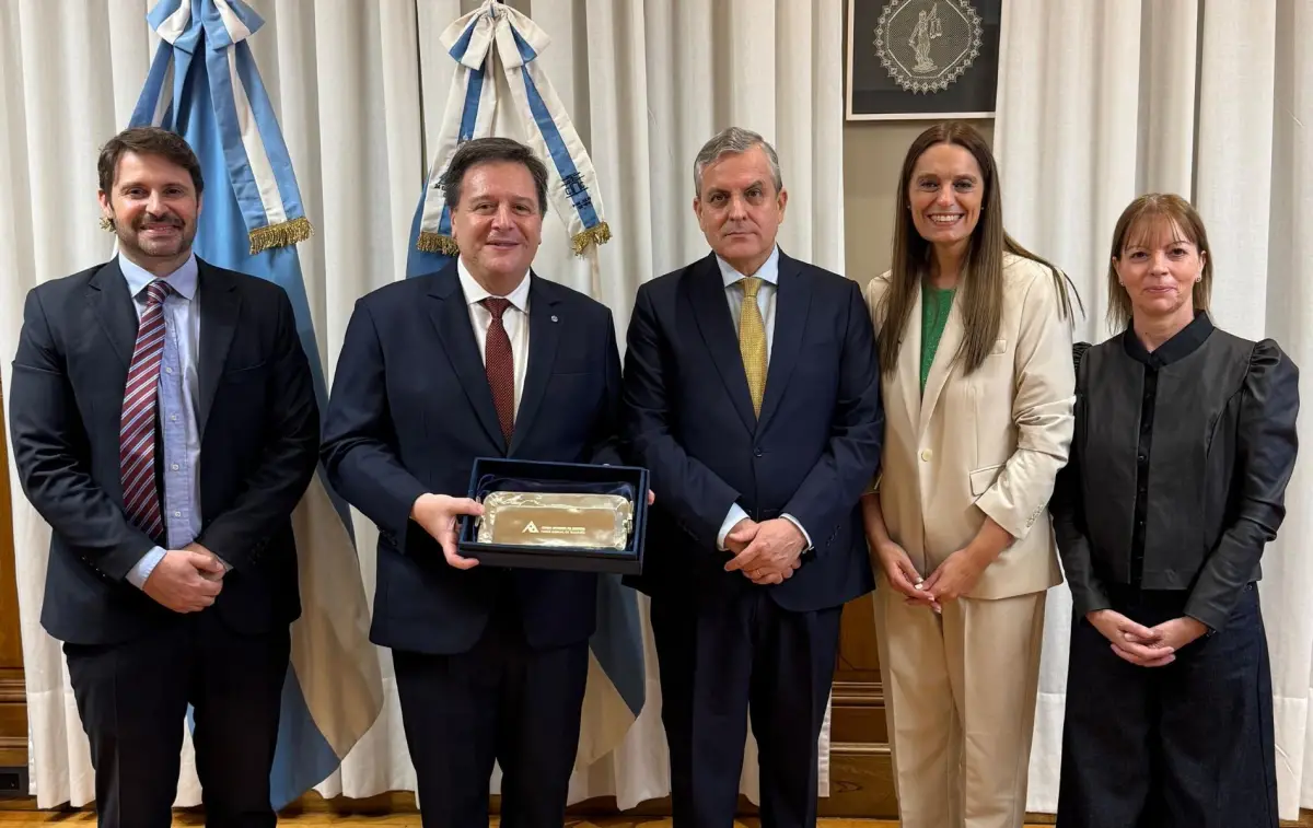 Daniel Leiva, presidente de la Corte, y funcionarios de ISO 9001