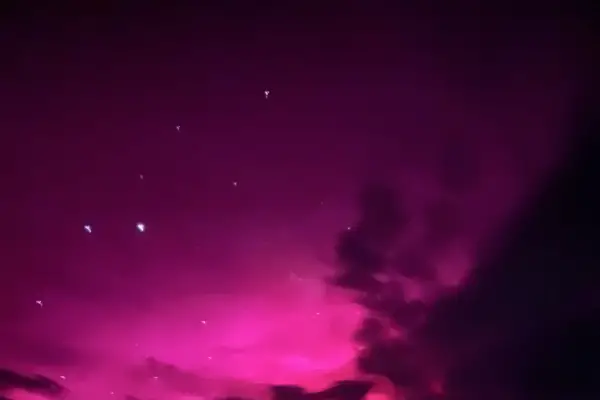 Auroras australes en plena primavera: el espectáculo de luces que sorprendió al cielo patagónico
