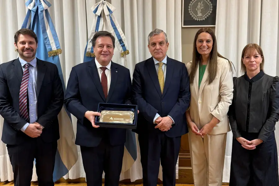 Daniel Leiva, presidente de la Corte, y funcionarios de ISO 9001