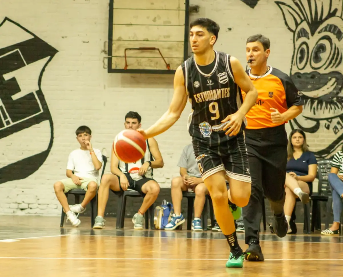 Federico Pedano anotó 10 puntos en el duelo entre Estudiantes y Villa San Martín; la 