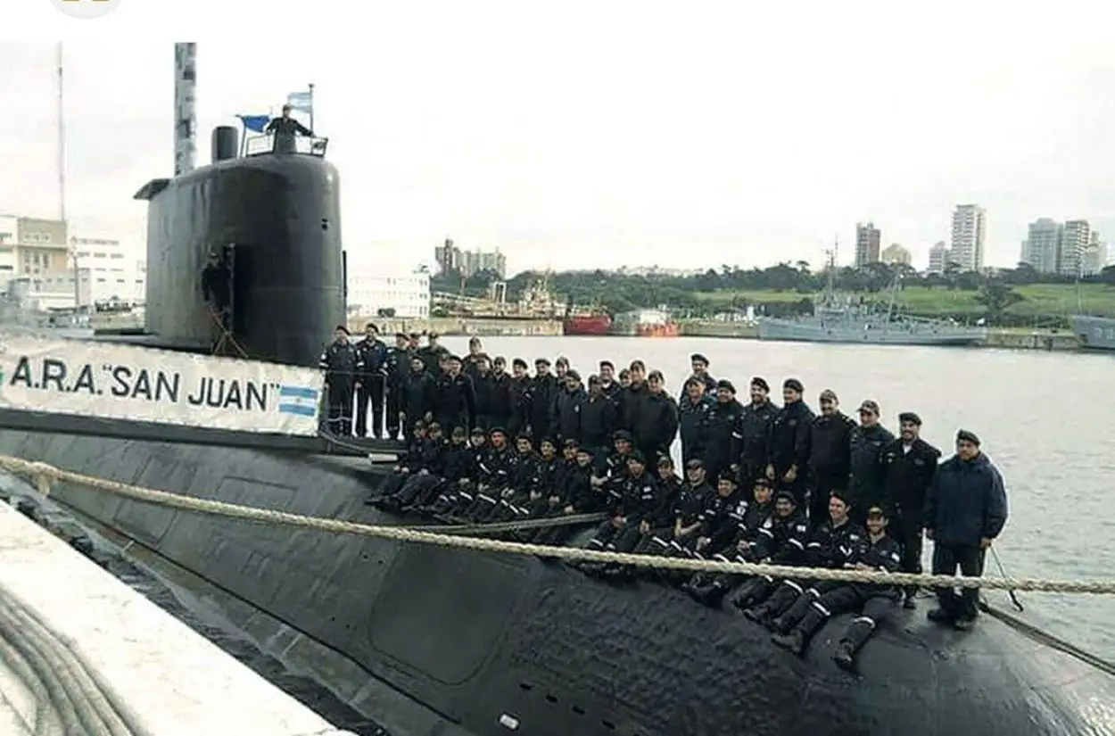 EN FORMACIÓN. La tripulación del submarino argentino que terminó hundido en 2017, retratada antes de una de sus misiones.
