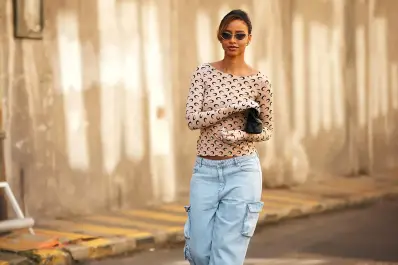 No más wide leg: la nueva tendencia en pantalones que viene de Europa y cómo combinarlos