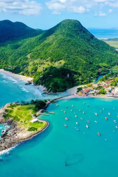 FLORIANÓPOLIS. A tres horas de vuelo, sigue siendo el destino brasileño más elegidos por los viajeros locales. visitbrasil.com