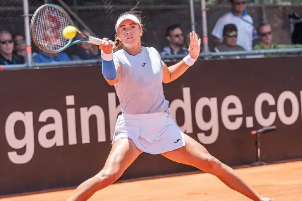 EN ACCIÓN. Solana Sierra tuvo actuación deslucida en el segundo punto de la serie.