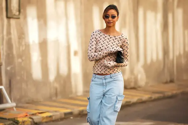 No más wide leg: la nueva tendencia en pantalones que viene de Europa y cómo combinarlos