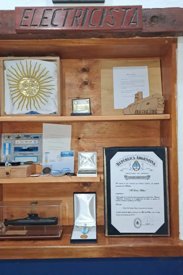 RECUERDOS. Medallas, placas, diplomas y la bandera nacional  evocan al marino tucumano.