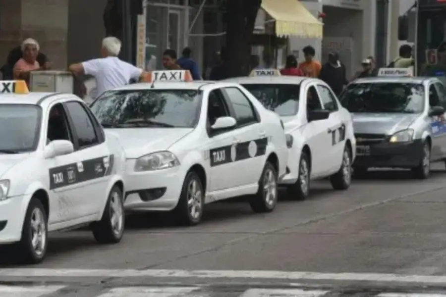 CONVIVENCIA. Distintas ciudades del país legislaron la actividad de las plataformas electrónicas atendiendo las quejas del sector taximetrero.