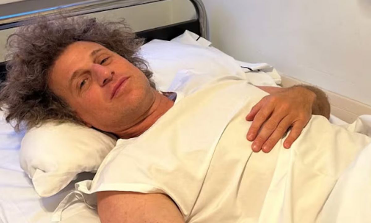 Rulo Schijman en camilla dentro de una clínica, imagen compartida en redes