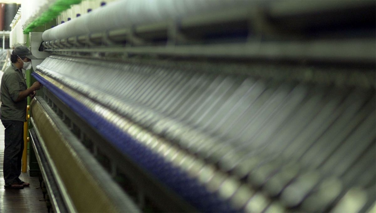 Máquinas textiles paradas en una fábrica
