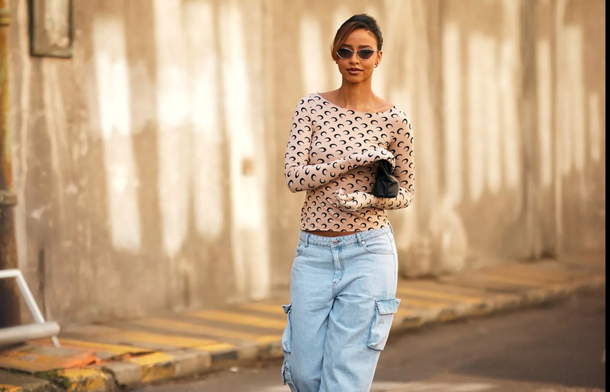 Modelos luciendo jeans ajustados en pasarela, nueva tendencia europea