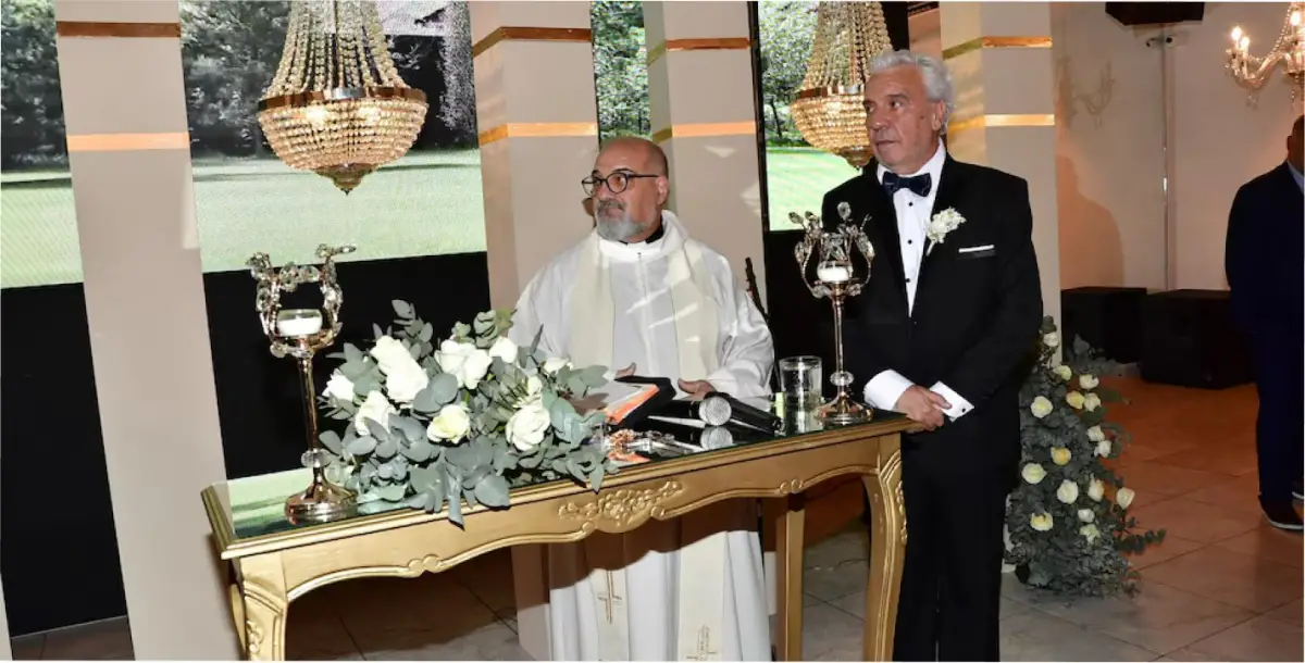 El padre César Rockero, amigo de la pareja, ofició la bendición especial en una ceremonia cargada de simbolismo y emoción